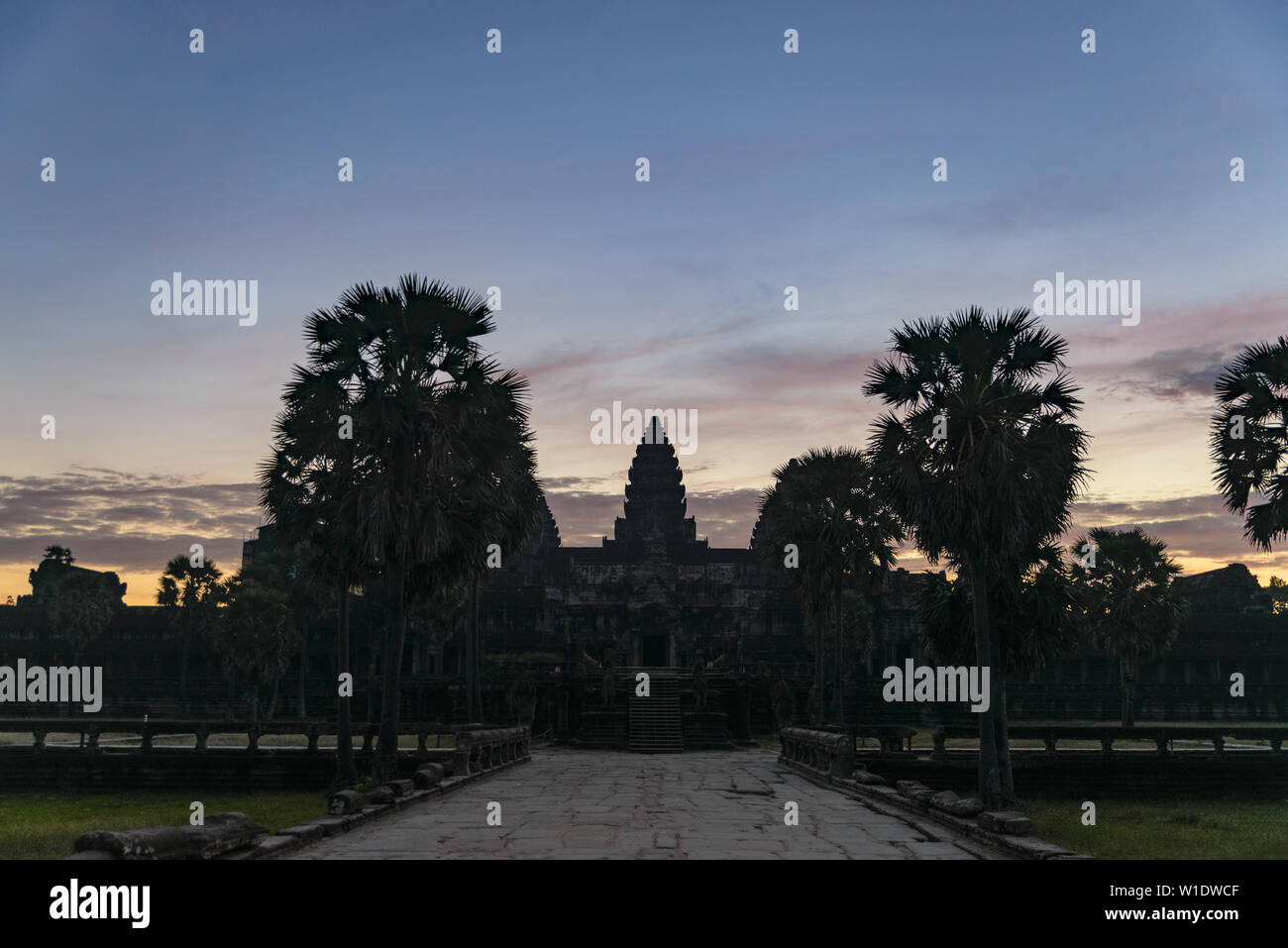 Angkor Wat dramatischer Himmel in der Morgendämmerung Hauptfassade silhouette Reflexion über Wasser Teich. Weltberühmte Tempel in Kambodscha. Stockfoto