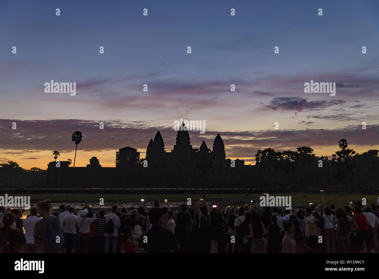 Menge fotografieren Angkor Wat bei Sonnenaufgang Hauptfassade Silhouette. Welt berühmten Tempel der Massentourismus in Kambodscha. Stockfoto