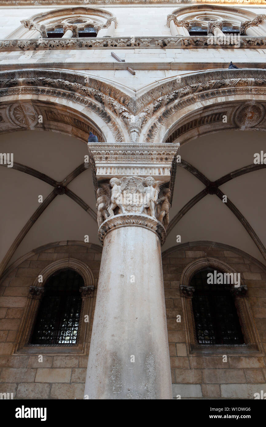 Rektorenpalast, Dubrovnik, Blick auf Bögen in der Nähe des Eingangs, Dubrovnik, Kroatien Stockfoto