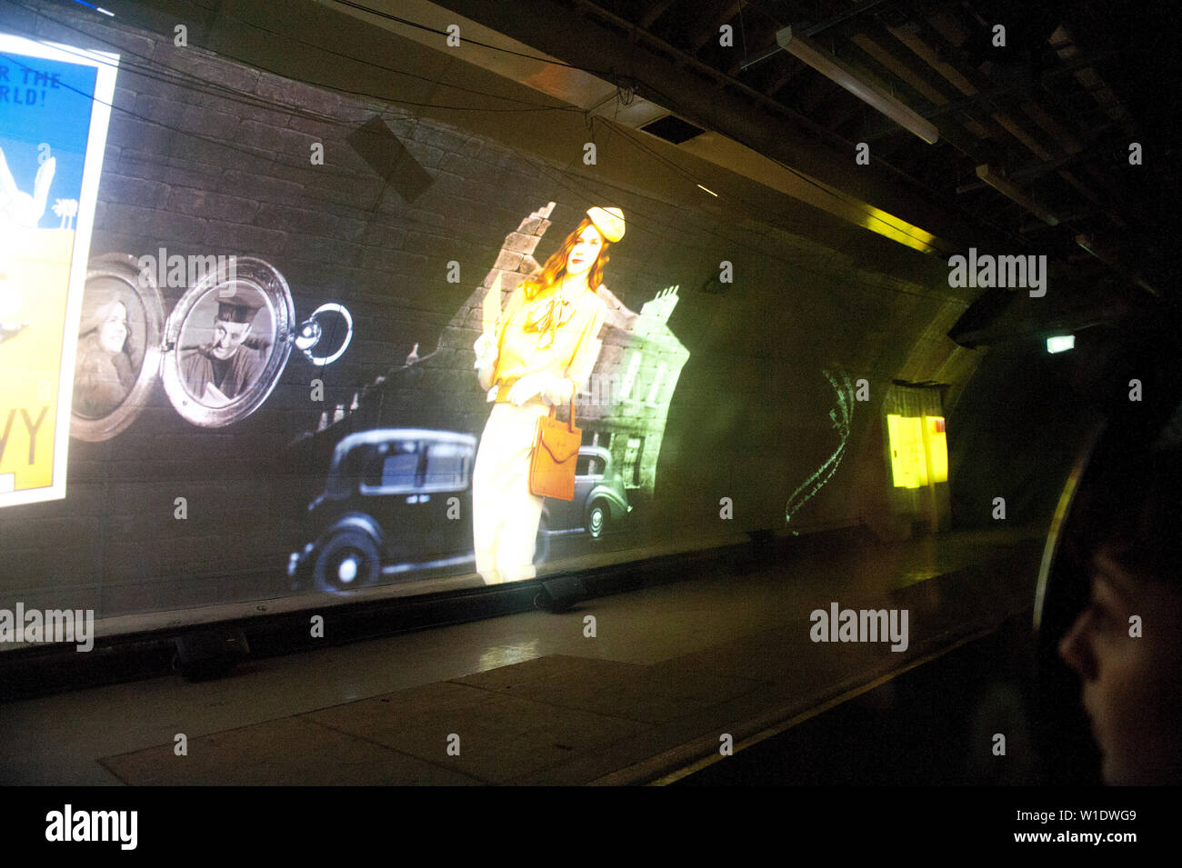 Teenager reiten auf dem Mail Rail Zug am Postal Museum, London, Stockfoto