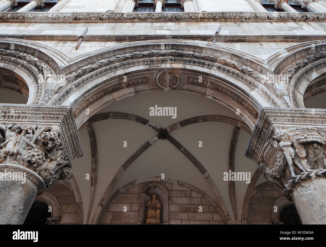 Rektorenpalast, Dubrovnik, Blick auf Bögen in der Nähe des Eingangs, Dubrovnik, Kroatien Stockfoto