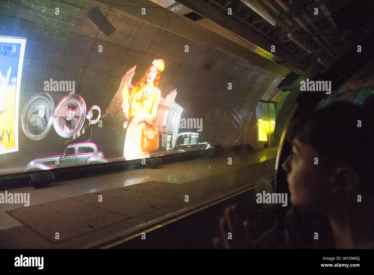 Teenager reiten auf dem Mail Rail Zug am Postal Museum, London, Stockfoto