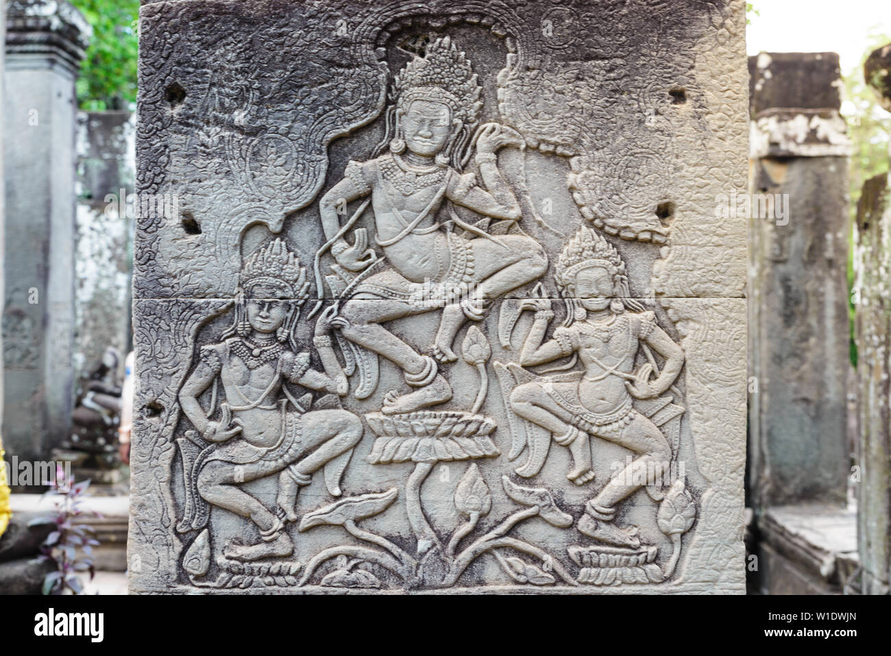 Berühmte bas Reflief in der Wand von Angkor Wat Tempel geschnitzt, Weltkulturerbe und die meisten touristische Website besucht, Kambodscha. Details, in der Nähe des Tanzens damse Stockfoto