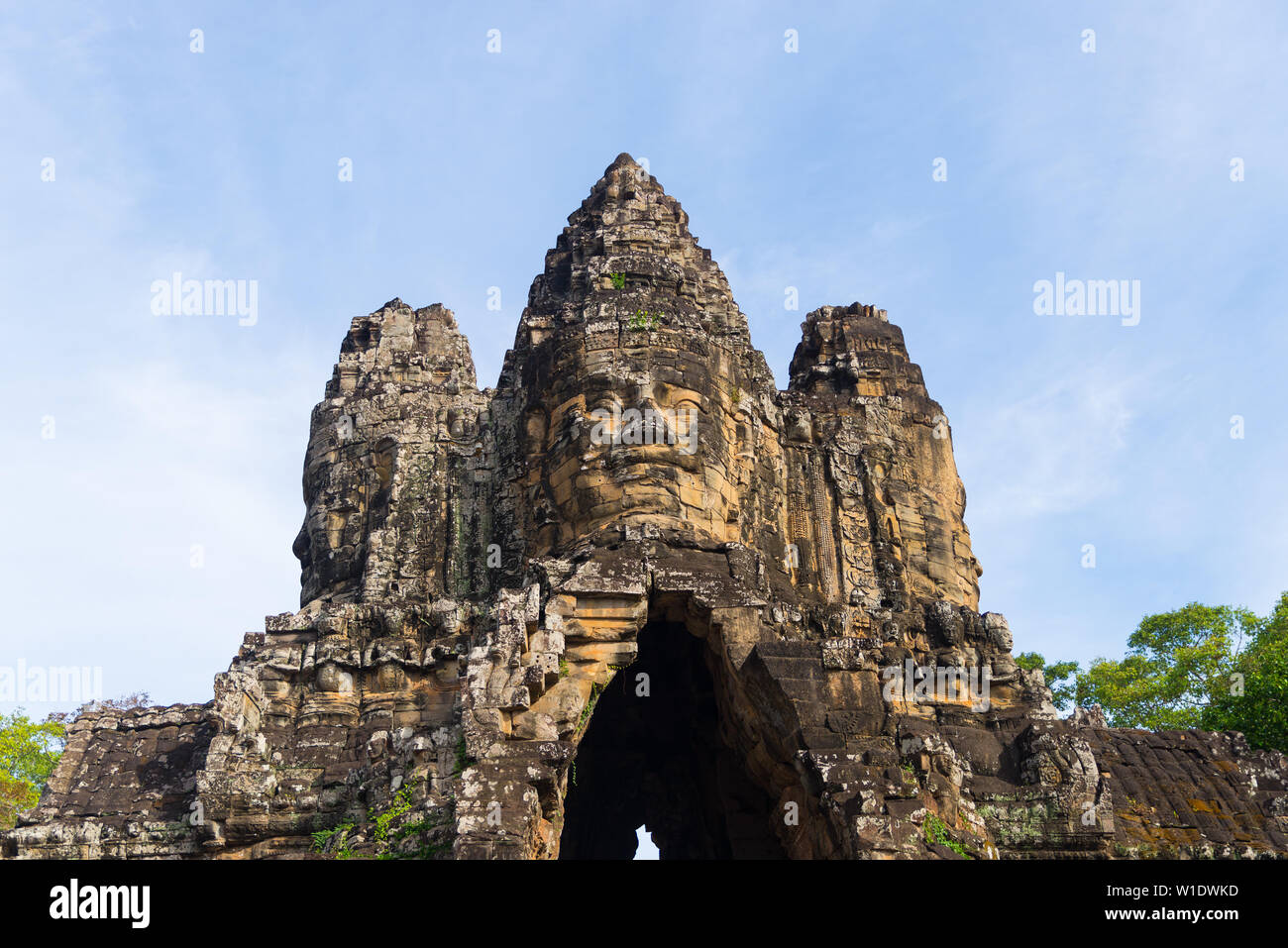 Bayon, Angkor Thom Tempel, weltberühmten Reiseziel, Kambodscha Tourismus. Details der steinernen Gesichter Skulptur und Felszeichnungen. Buddhismus meditation Stockfoto