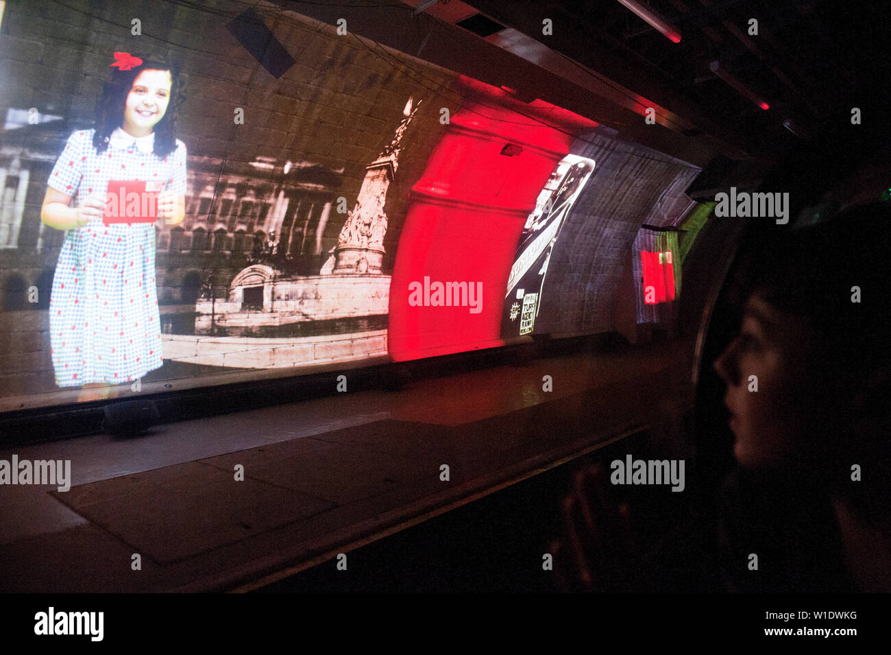 Teenager reiten auf dem Mail Rail Zug am Postal Museum, London, Stockfoto