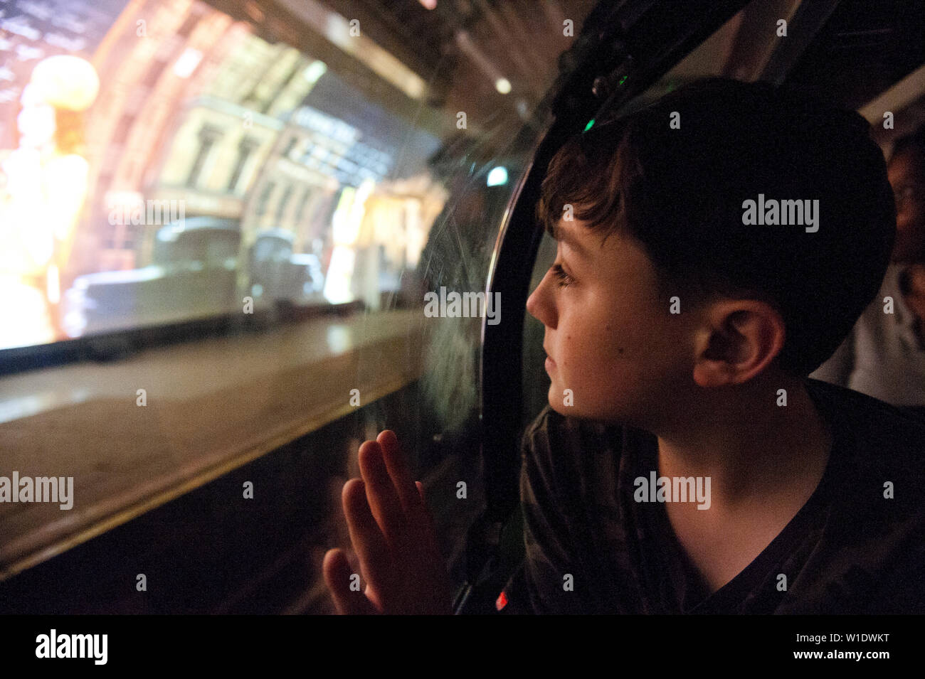 Teenager reiten auf dem Mail Rail Zug am Postal Museum, London, Stockfoto