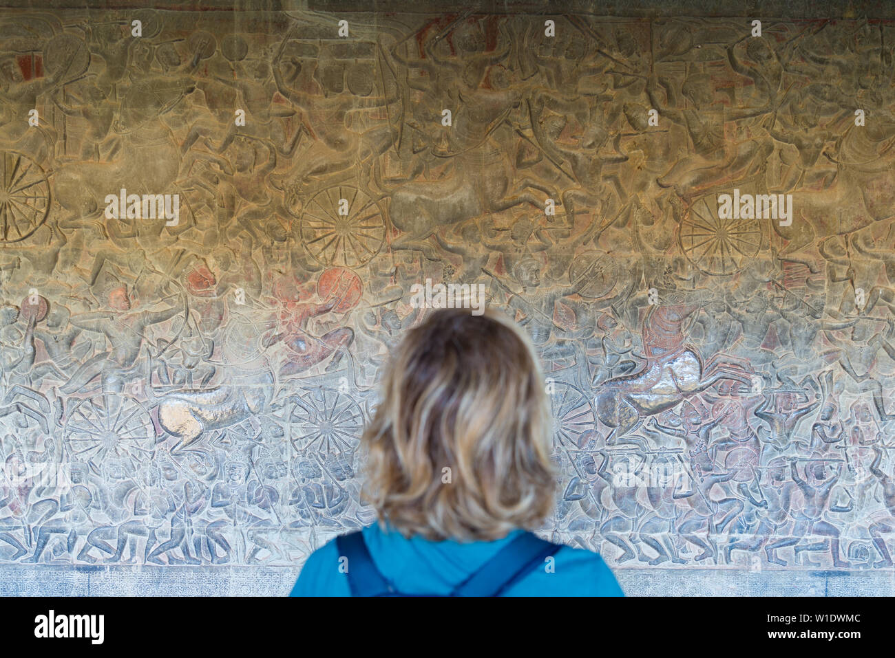 Berühmte bas Reflief in der Wand von Angkor Wat Tempel geschnitzt, Weltkulturerbe und die meisten touristische Website besucht, Kambodscha. Touristische, unscharf, Stockfoto