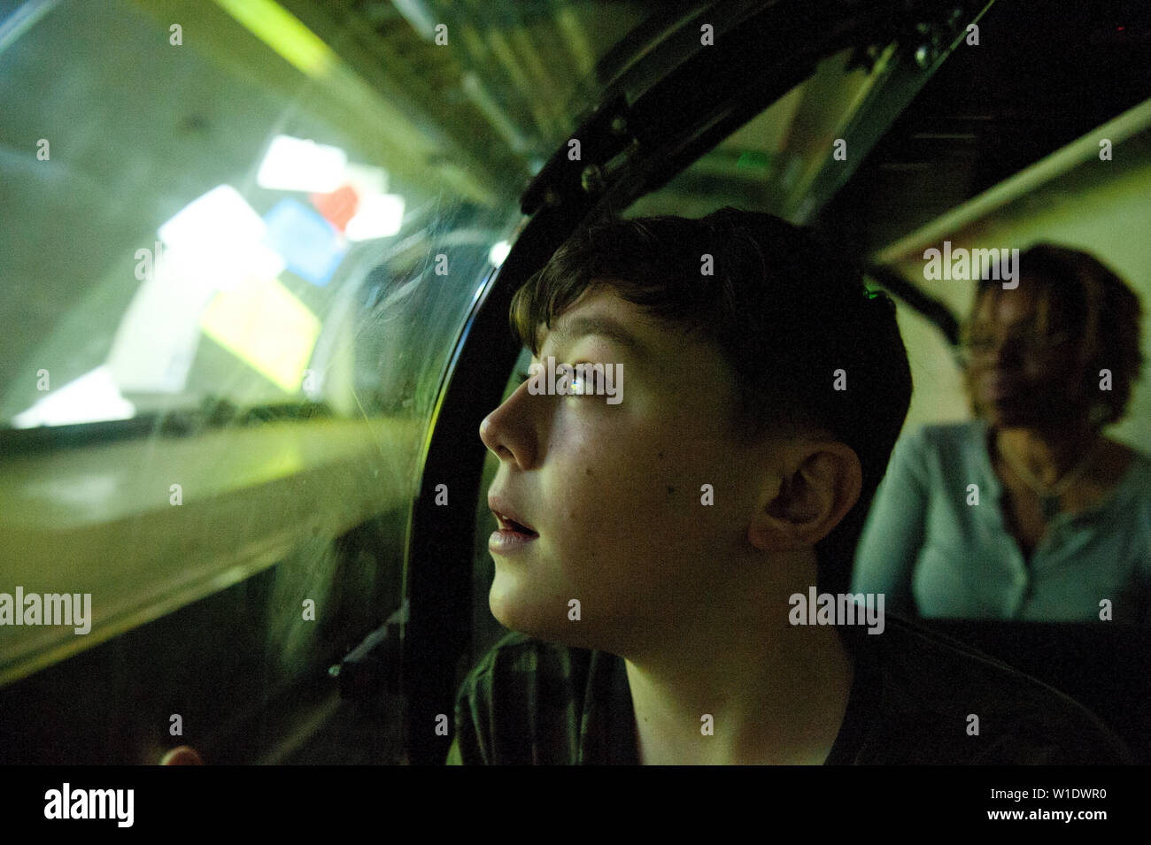 Teenager reiten auf dem Mail Rail Zug am Postal Museum, London, Stockfoto