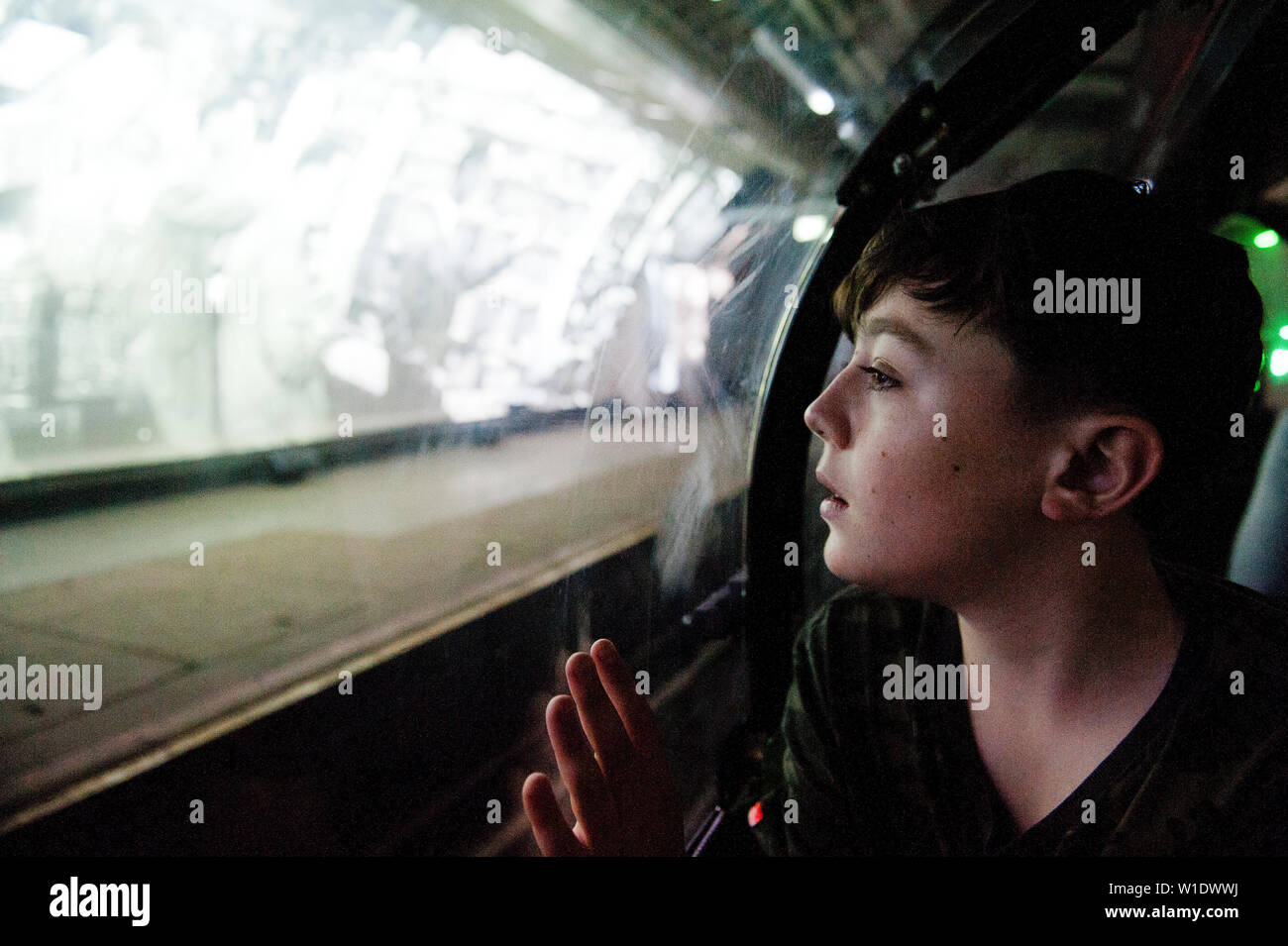 Teenager reiten auf dem Mail Rail Zug am Postal Museum, London, Stockfoto