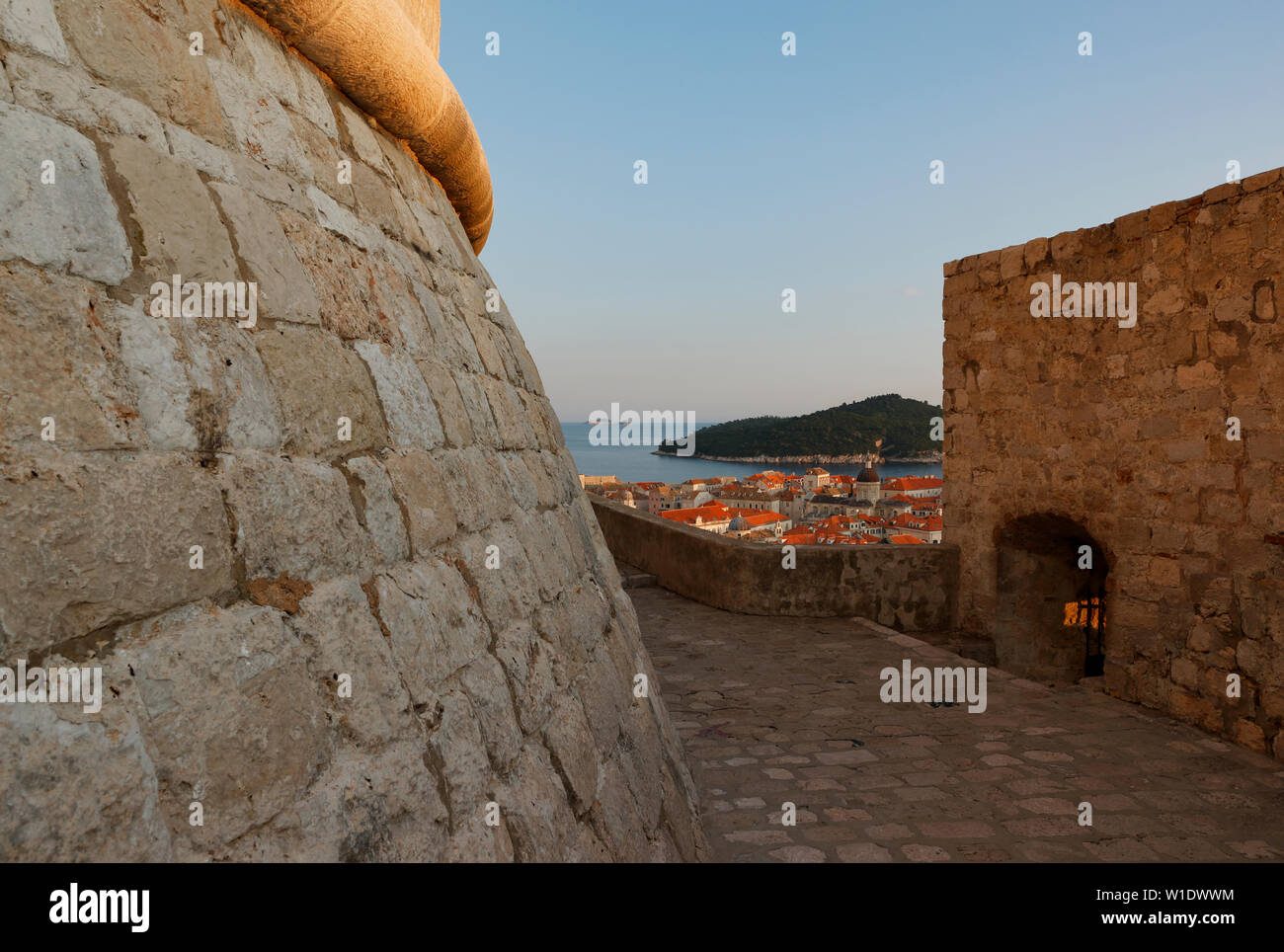 Blick auf die Stadt von der Wall Surround angezeigt Minceta Turm im warmen Licht der untergehenden Sonne, Dubrovnik, Kroatien Stockfoto