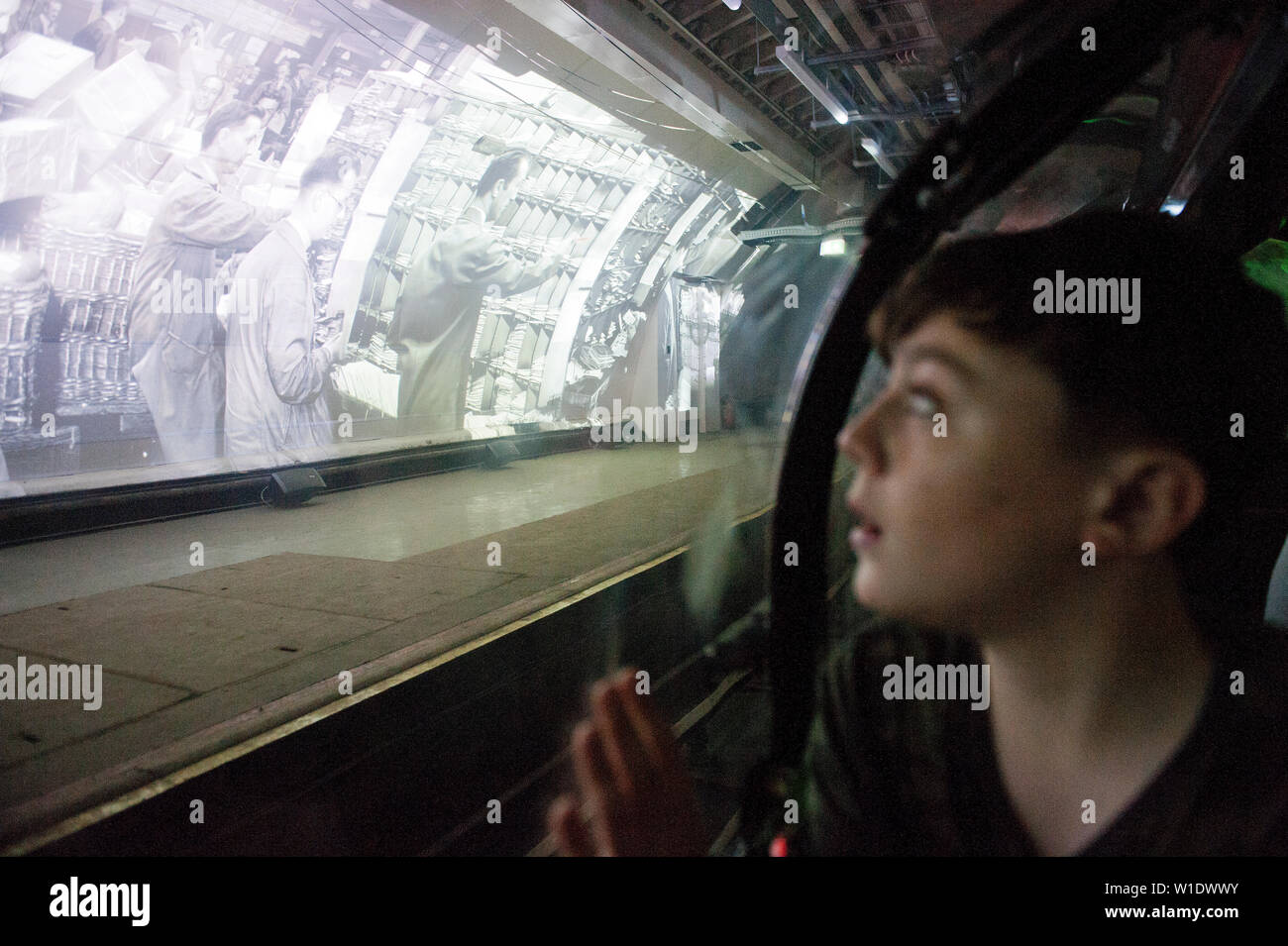 Teenager reiten auf dem Mail Rail Zug am Postal Museum, London, Stockfoto