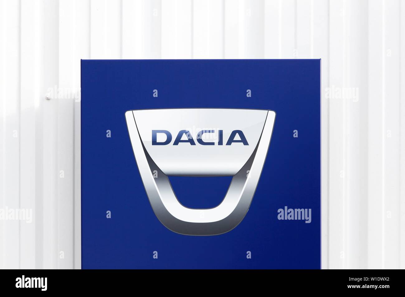 Colombier-Saugnieu, Frankreich - 19. Juni 2019: Dacia Logo auf die Wand von einem Händler. Dacia ist eine rumänische Automobilhersteller und der Renault Gruppe gehören. Stockfoto