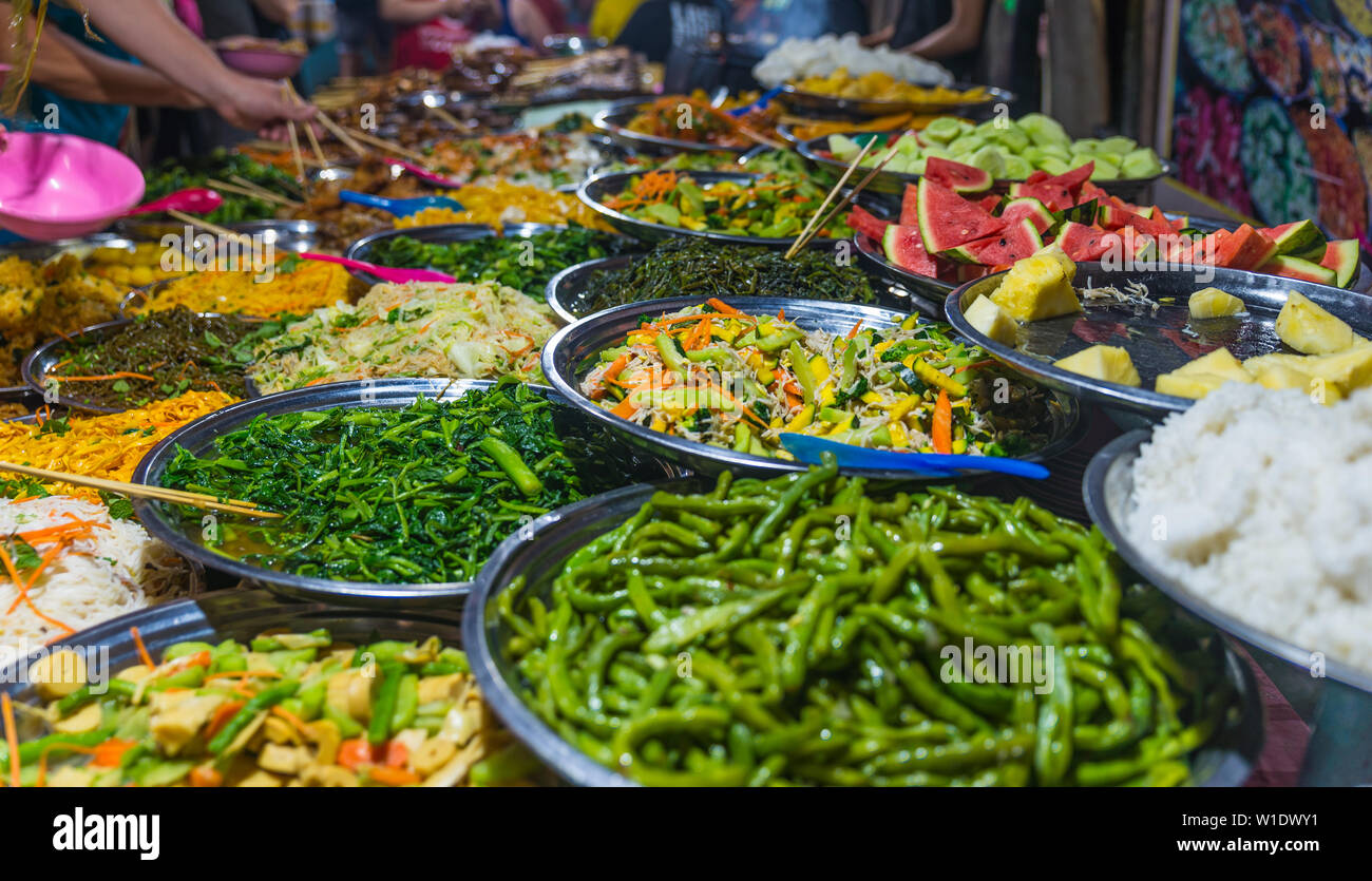 Street Food in Luang Prabang, Laos. Leckeres Essen stall verkaufen bunte Gemüsegerichte zu Touristen. Asiatische Küche, leckeres Essen, gesunde Lebensweise. Stockfoto