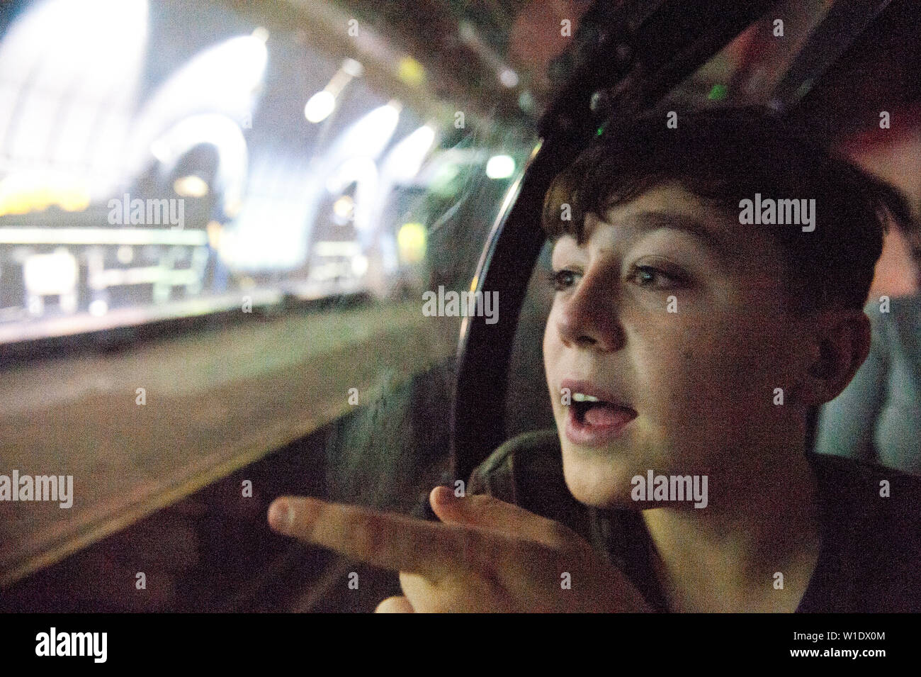 Teenager reiten auf dem Mail Rail Zug am Postal Museum, London, Stockfoto