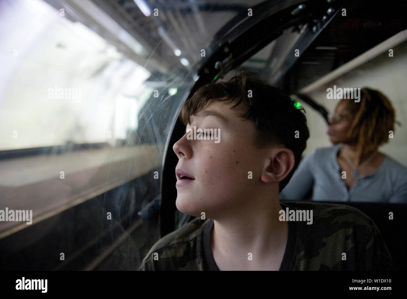 Teenager reiten auf dem Mail Rail Zug am Postal Museum, London, Stockfoto