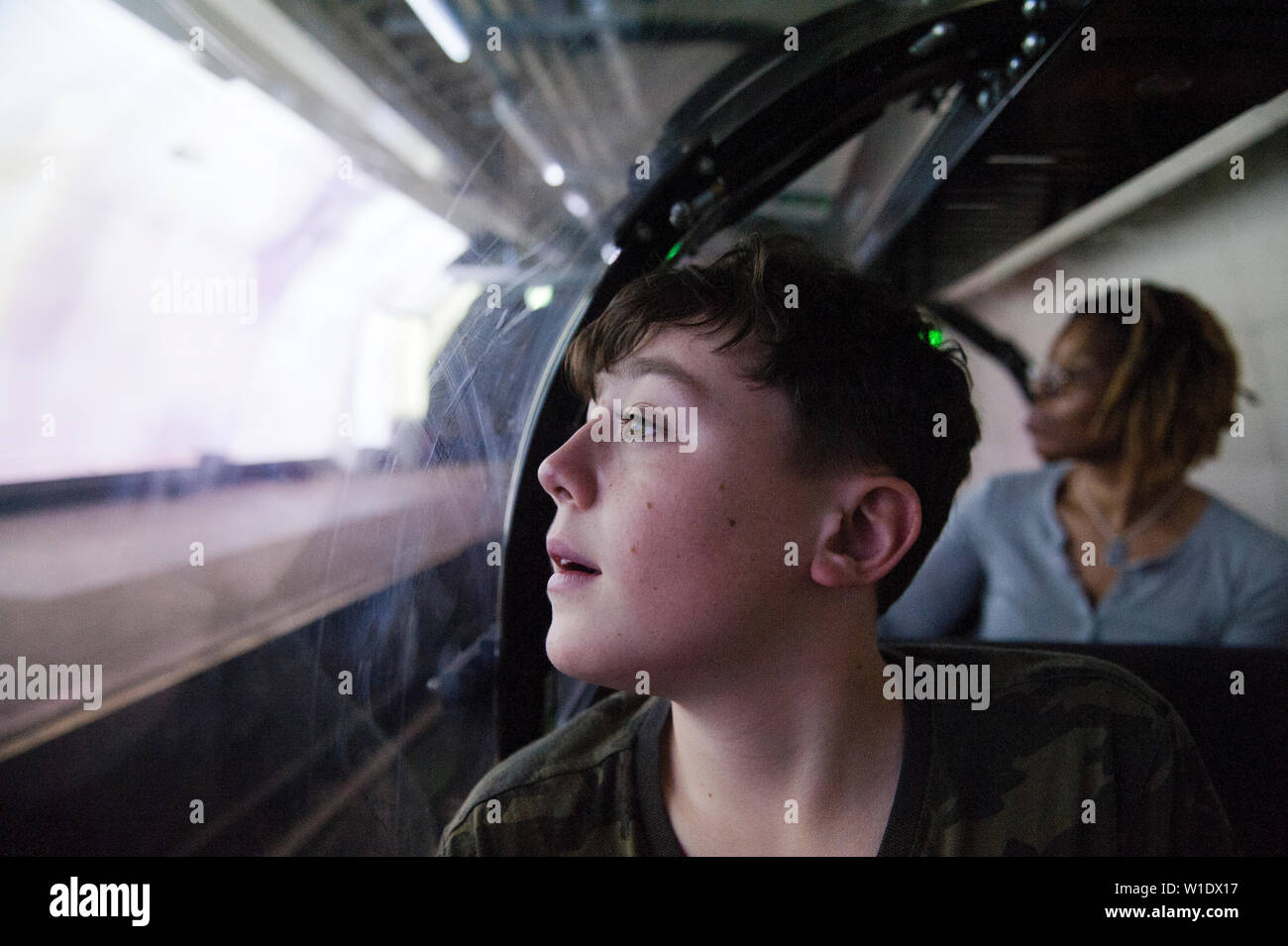 Teenager reiten auf dem Mail Rail Zug am Postal Museum, London, Stockfoto