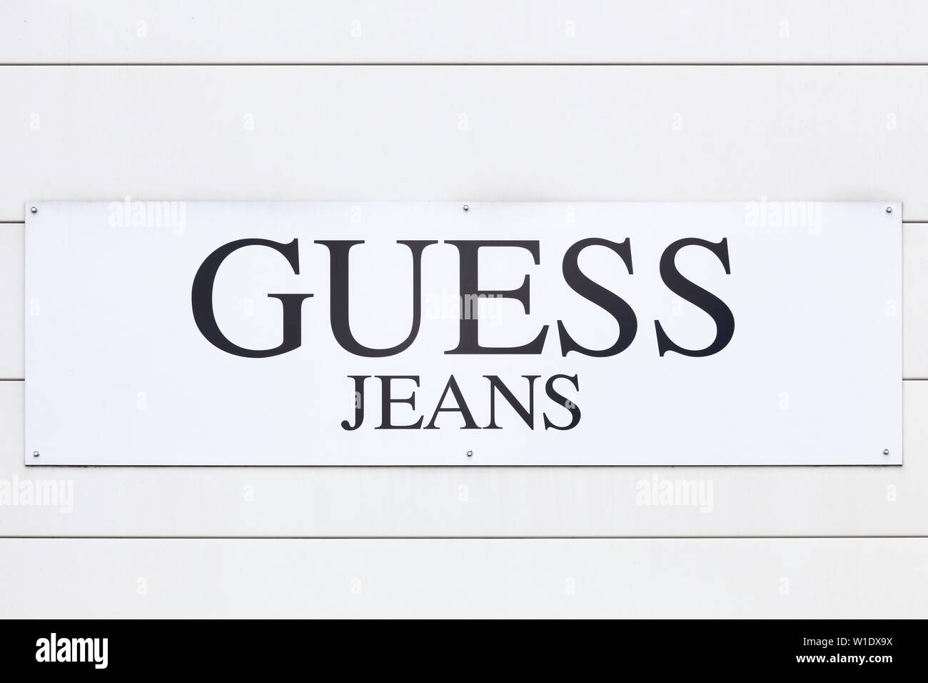 Grenoble, Frankreich - 16. Juni 2019: Guess Logo auf eine Wand. Vermutung ist eine amerikanische Kleidung Marke und Einzelhändler Stockfoto