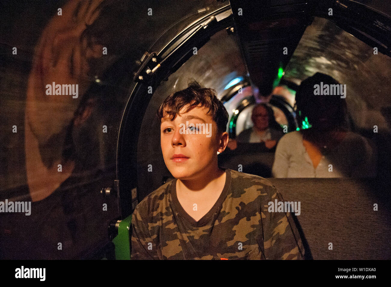 Teenager reiten auf dem Mail Rail Zug am Postal Museum, London, Stockfoto