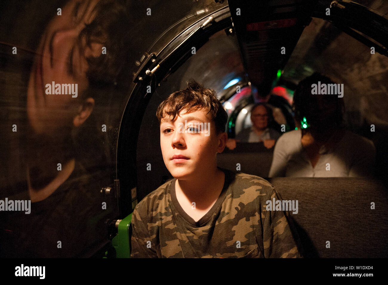 Teenager reiten auf dem Mail Rail Zug am Postal Museum, London, Stockfoto