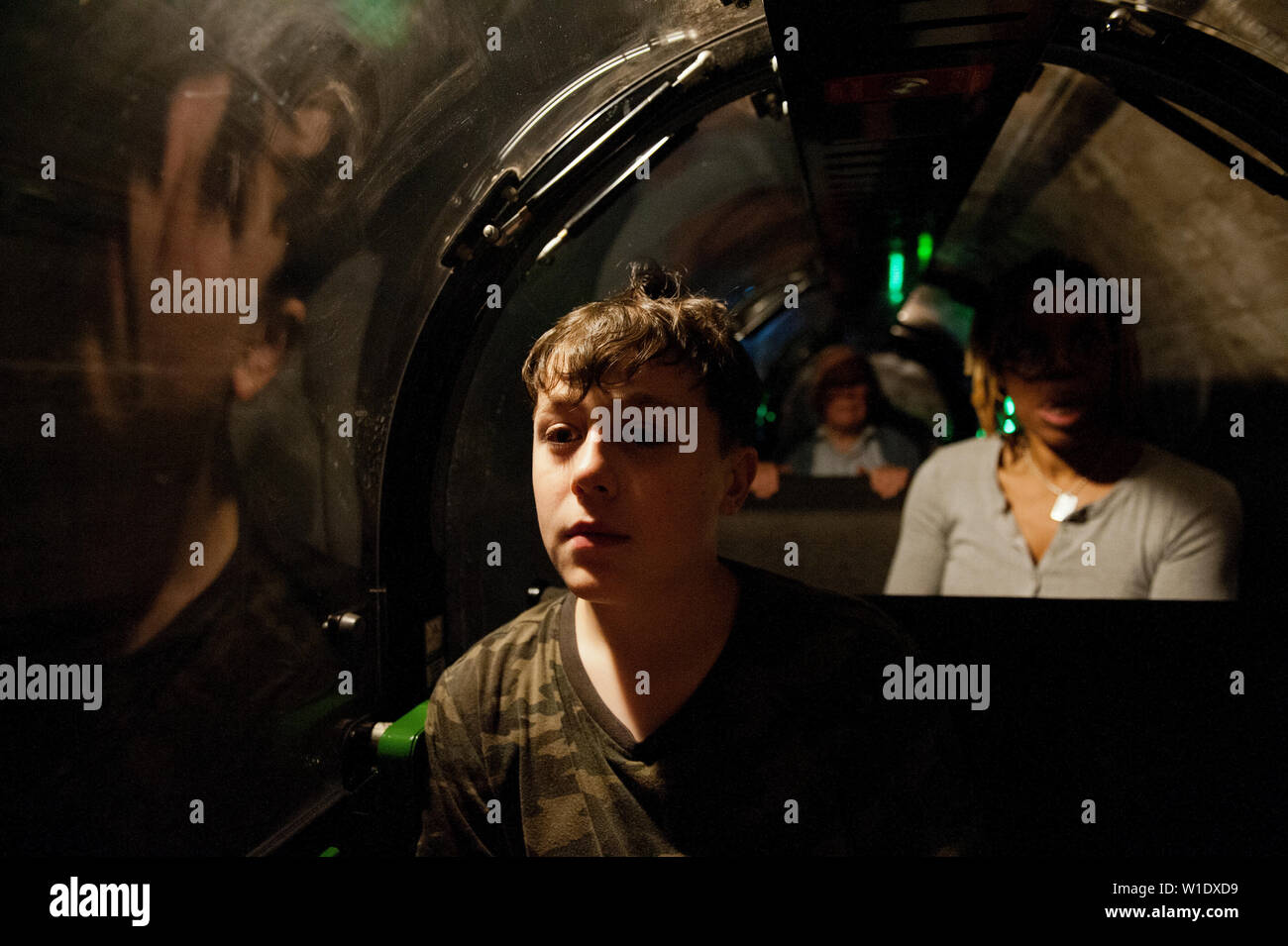 Teenager reiten auf dem Mail Rail Zug am Postal Museum, London, Stockfoto