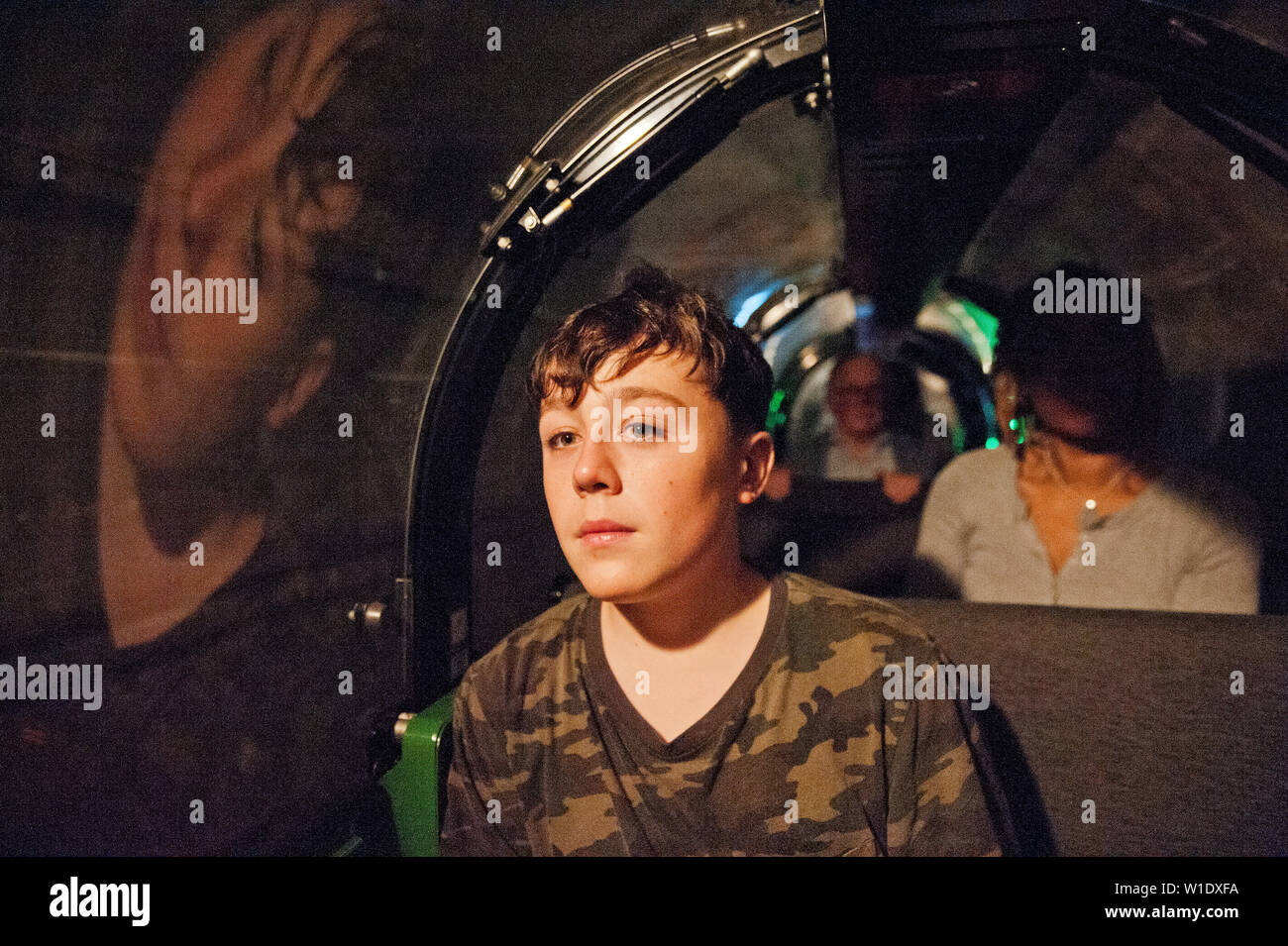 Teenager reiten auf dem Mail Rail Zug am Postal Museum, London, Stockfoto