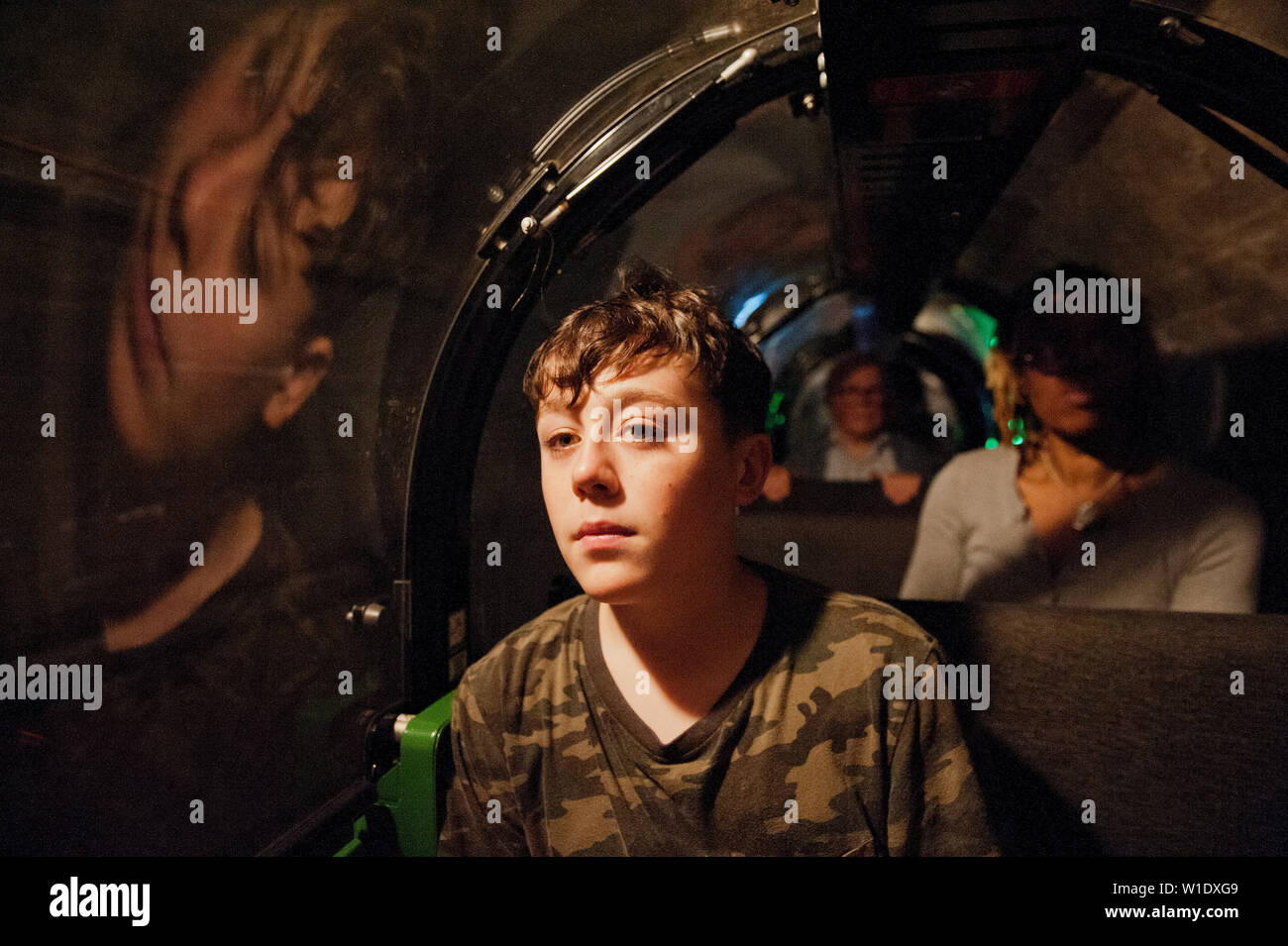 Teenager reiten auf dem Mail Rail Zug am Postal Museum, London, Stockfoto