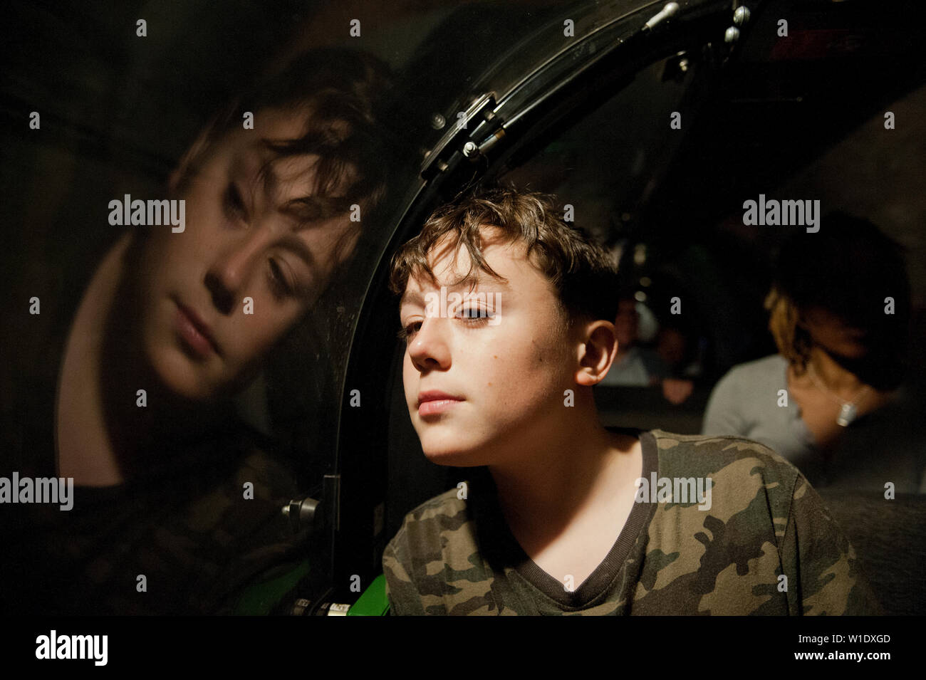Teenager reiten auf dem Mail Rail Zug am Postal Museum, London, Stockfoto
