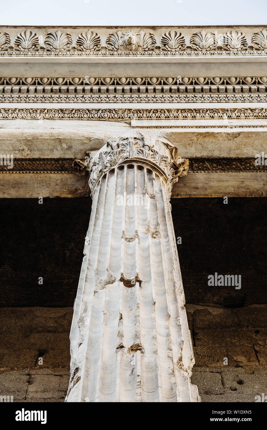 Detail der Gebälk und Säulen vom Tempel des Hadrian, in Rom, Italien. Stockfoto