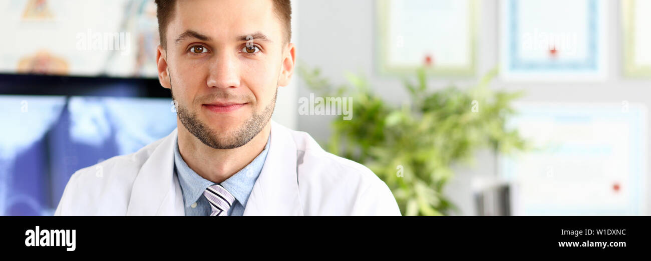 Schöner lächeln Medizin Arzt im Büro Stockfoto