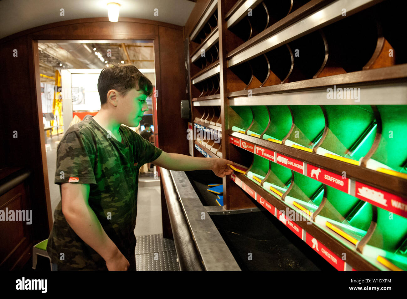 Teenager reiten auf dem Mail Rail Zug am Postal Museum, London, Stockfoto