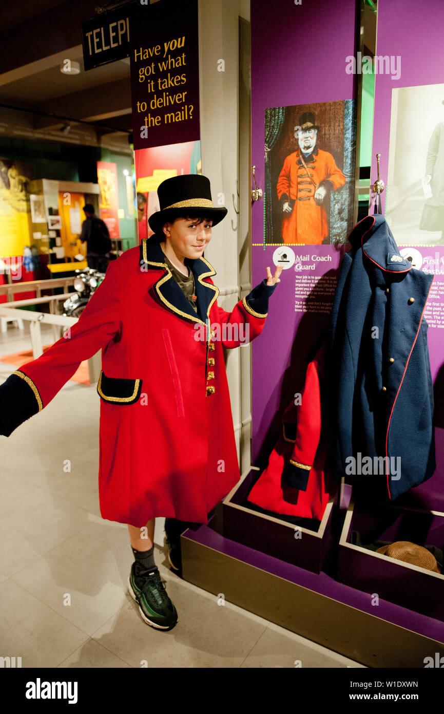 Teenager reiten auf dem Mail Rail Zug am Postal Museum, London, Stockfoto