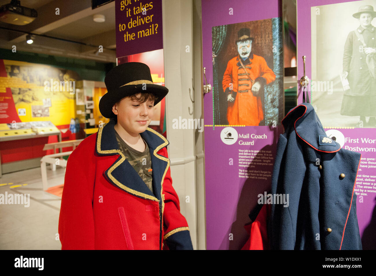 Teenager reiten auf dem Mail Rail Zug am Postal Museum, London, Stockfoto