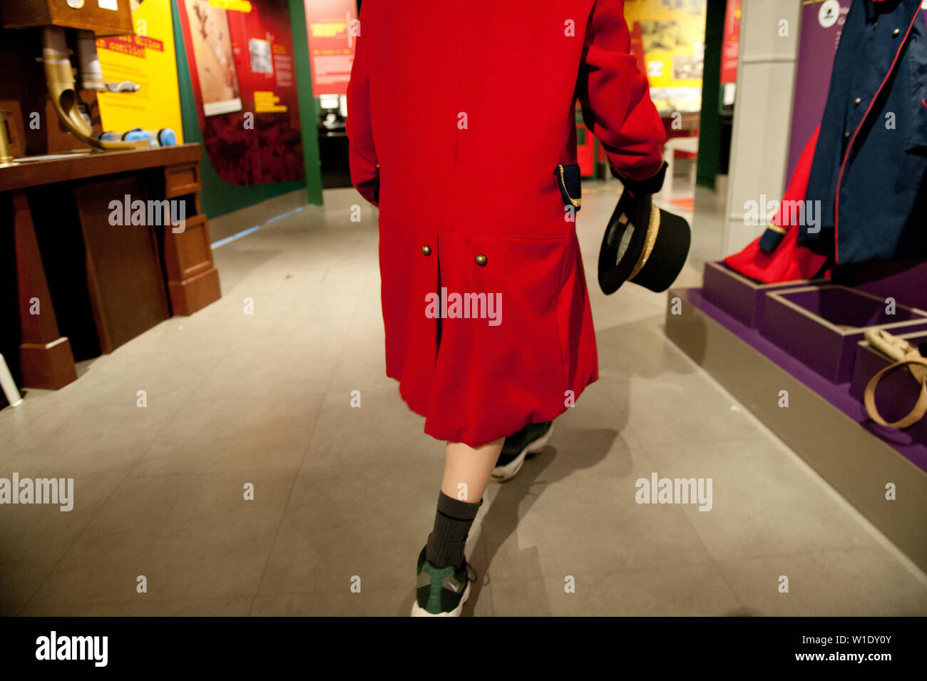 Teenager reiten auf dem Mail Rail Zug am Postal Museum, London, Stockfoto
