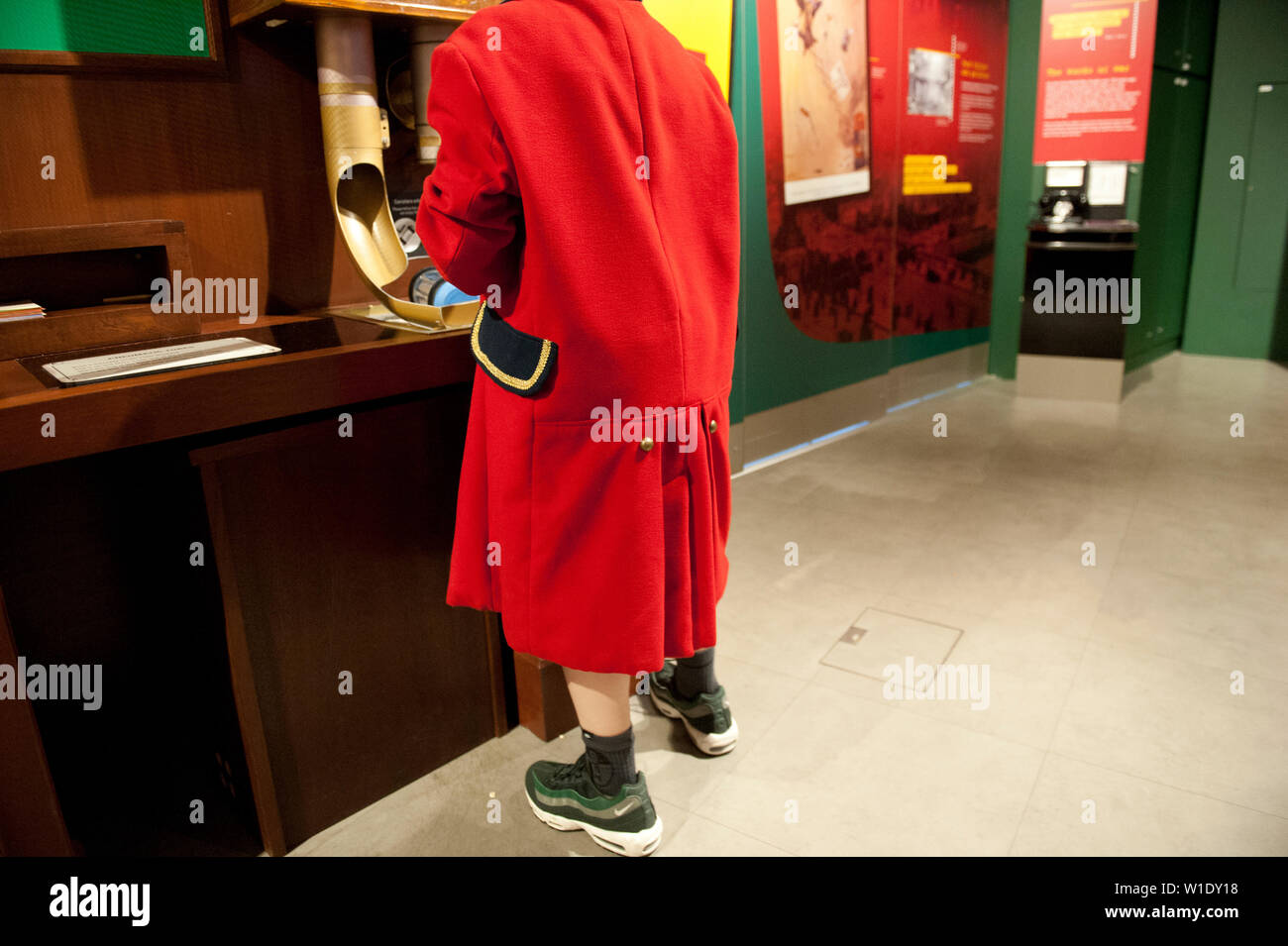 Teenager reiten auf dem Mail Rail Zug am Postal Museum, London, Stockfoto