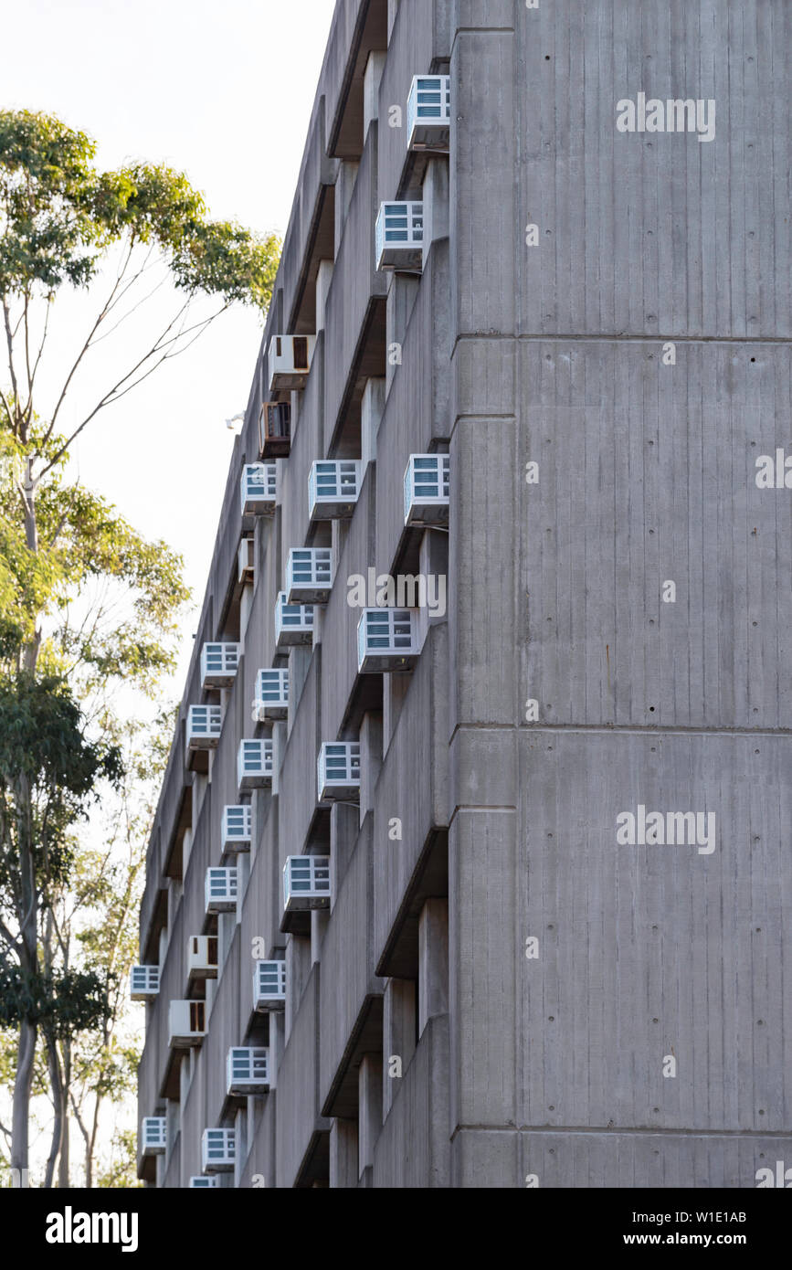 Eine Wand aus einzelnen Klimaanlagen außerhalb der Architektur der Brutalistischen 1960er-Jahre an der Macquarie University in Sydney in Australien Stockfoto