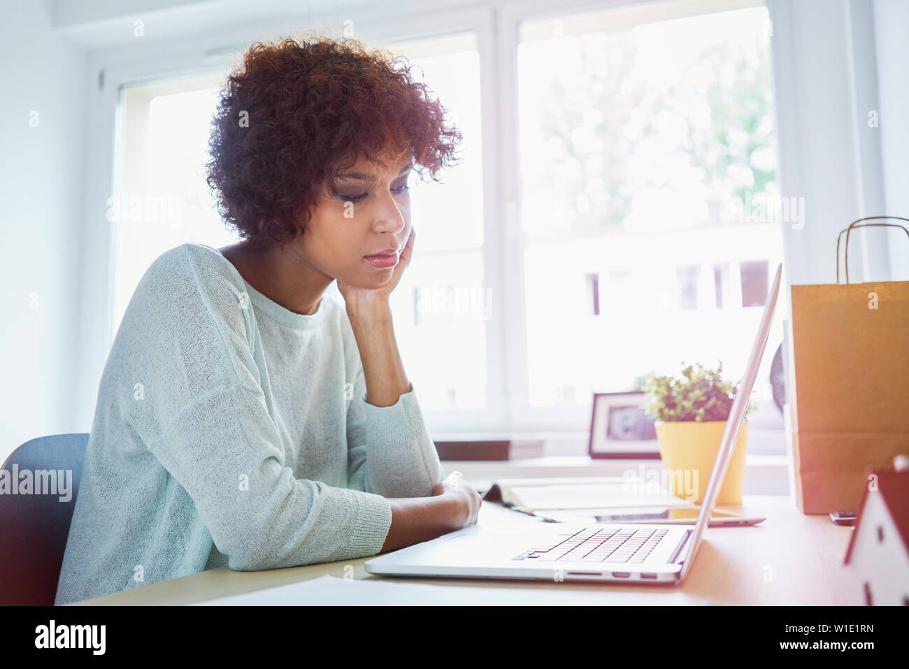 Studentin am Laptop studieren von zu Hause Gelangweilt Stockfoto