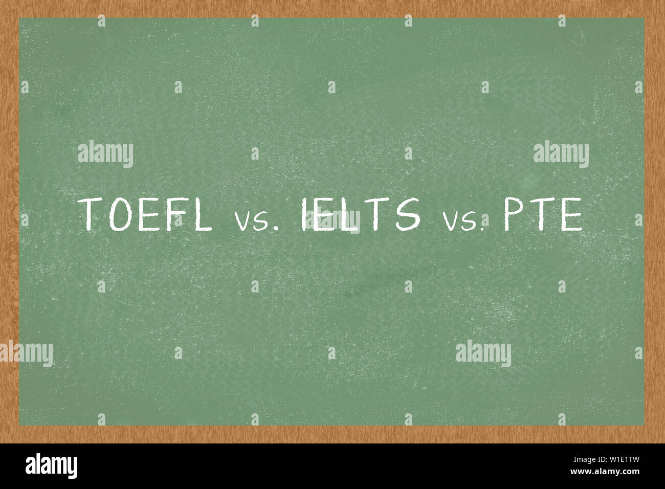 Wort TOEFL oder IELTS vs. PTE, grüne Tafel Hintergrund. Test von Englisch als Fremdsprache Prüfungen Stockfoto
