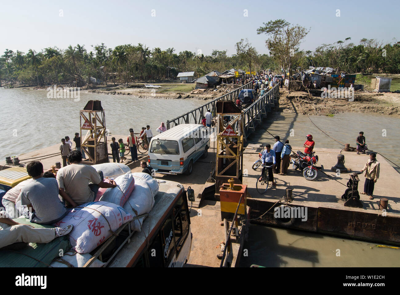 Bangladesch Zyklon Sidr und Flut zerstören Dörfer in Southkhali im Distrikt Bagerhat, Transport von Hilfsgütern/BANGLADESCH, der Wirbelsturm Zyklon Sidr und eine Sturmflut zerstoeren Doerfer im Kuestengebiet von Southkhali Stockfoto