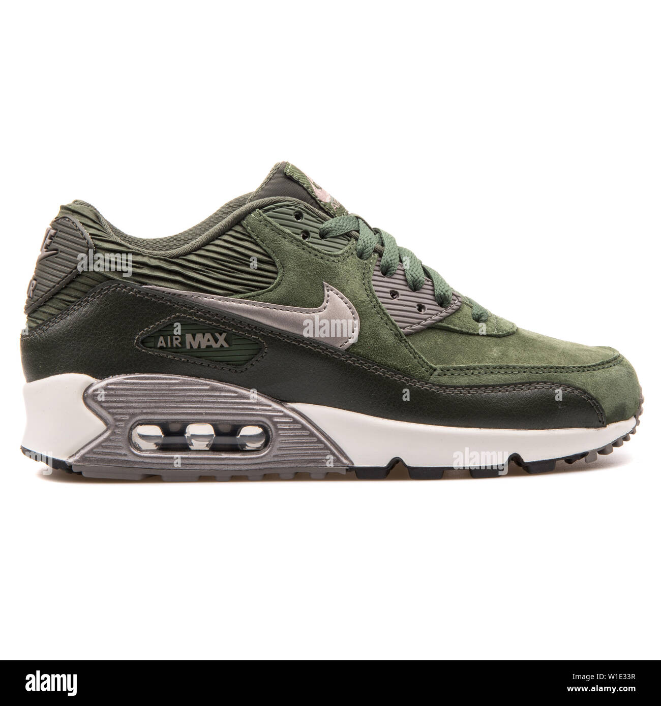 Wien Osterreich 25 August 2017 Nike Air Max 90 Leder grun schwarz und metallic silber Sneaker auf weiBem Hintergrund Stockfotografie Alamy