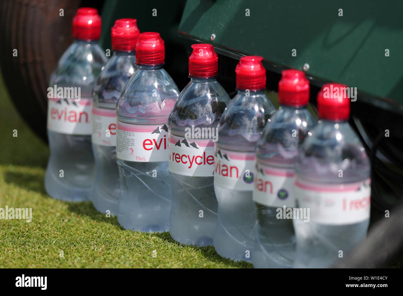 Wimbledon, London, UK. 2. Juli 2019. Evian Recycling Flaschen Offizielle Sponser, die Wimbledon Championships 2019, 2019 Quelle: Allstar Bildarchiv/Alamy leben Nachrichten Stockfoto