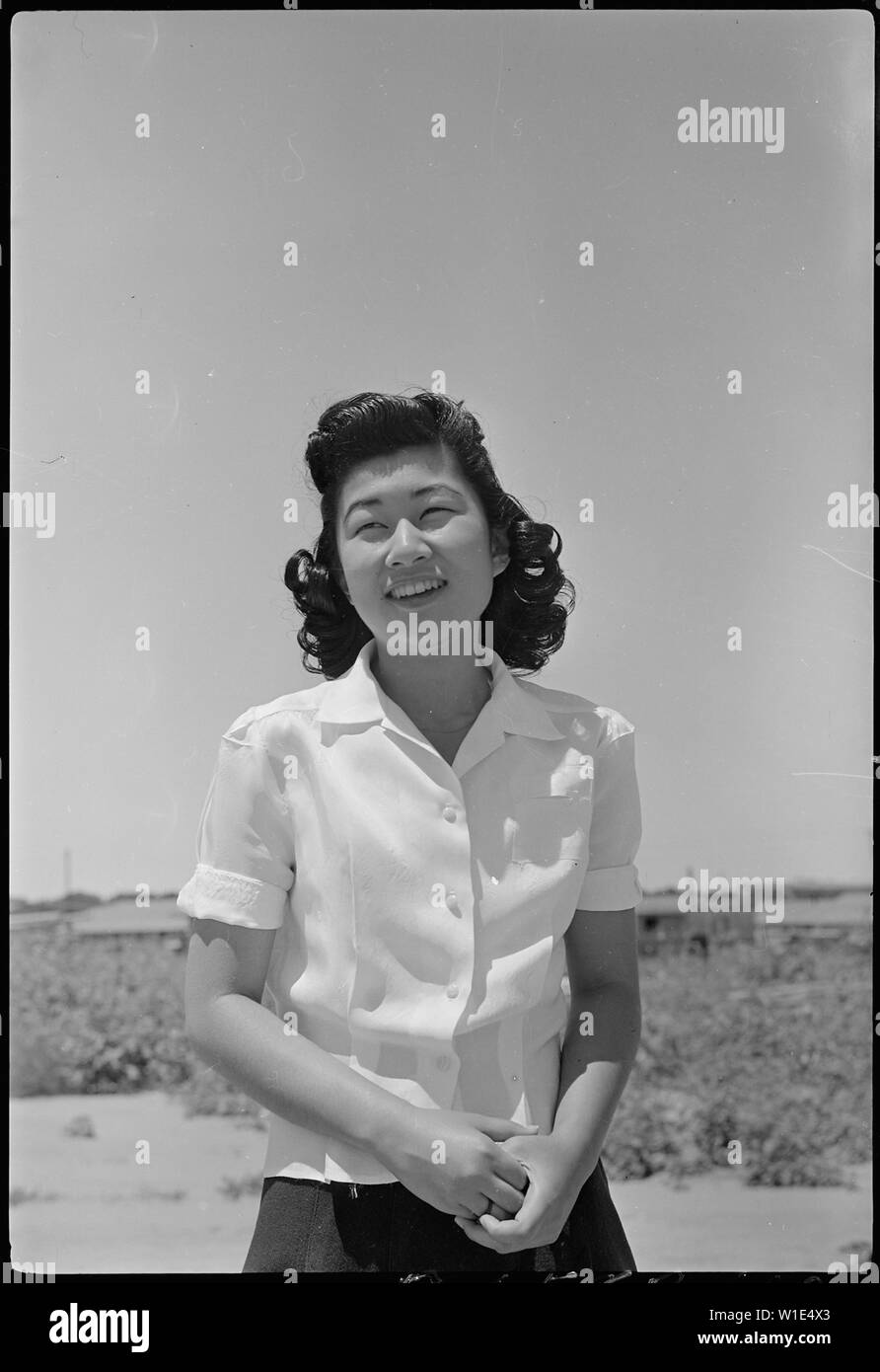 Granada Relocation Center, Amache, Colorado. Fräulein Marion Konishi, der Beginn Rede. . .; Umfang und Inhalt: Der vollständige Titel für dieses Foto lautet: Granada Relocation Center, Amache, Colorado. Fräulein Marion Konishi, der den Beginn der Rede auf der Granada Relocation Center High School gemacht. Stockfoto