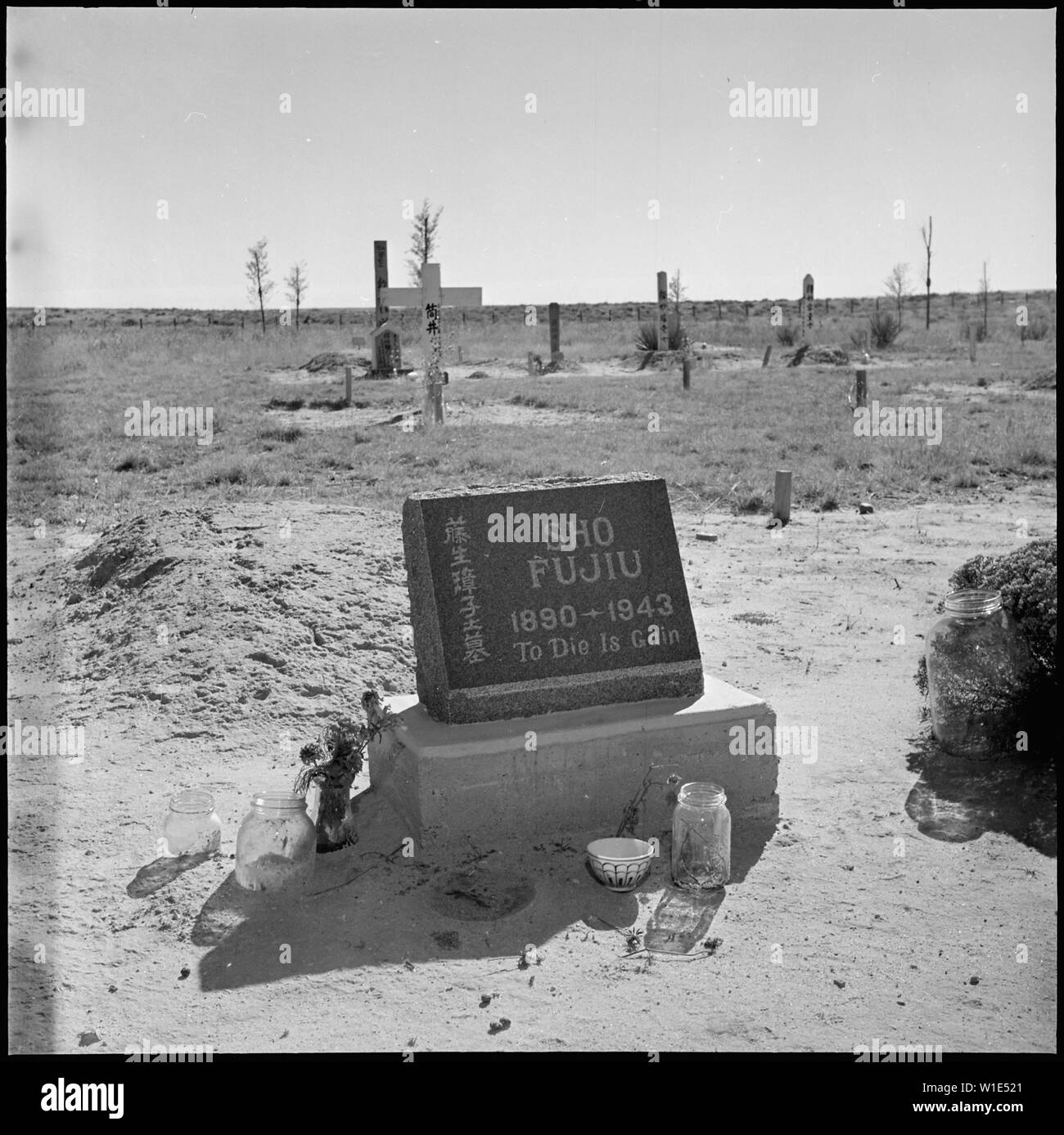 Granada Relocation Center, Amache, Colorado. Nicht alle der Bewohner zu ihrer Form zurück. . .; Umfang und Inhalt: Der vollständige Titel für dieses Foto lautet: Granada Relocation Center, Amache, Colorado. Nicht alle der Mitte Bewohner werden mit ihrer alten Heimat zurückkehren. Viele haben dauerhafte Verlagerung in den sandigen Boden, auf dem die Teerpappe Kaserne in aller Eile errichtet wurden gefunden. Insgesamt wurden fast 15.000 Umsiedler in die Granada Projekt, Amache, Colorado, eingesetzt seit August 27, 1942, wenn die erste Gruppe aus der Merced Sammelstelle angekommen das Camp für diejenigen vorzubereiten Stockfoto