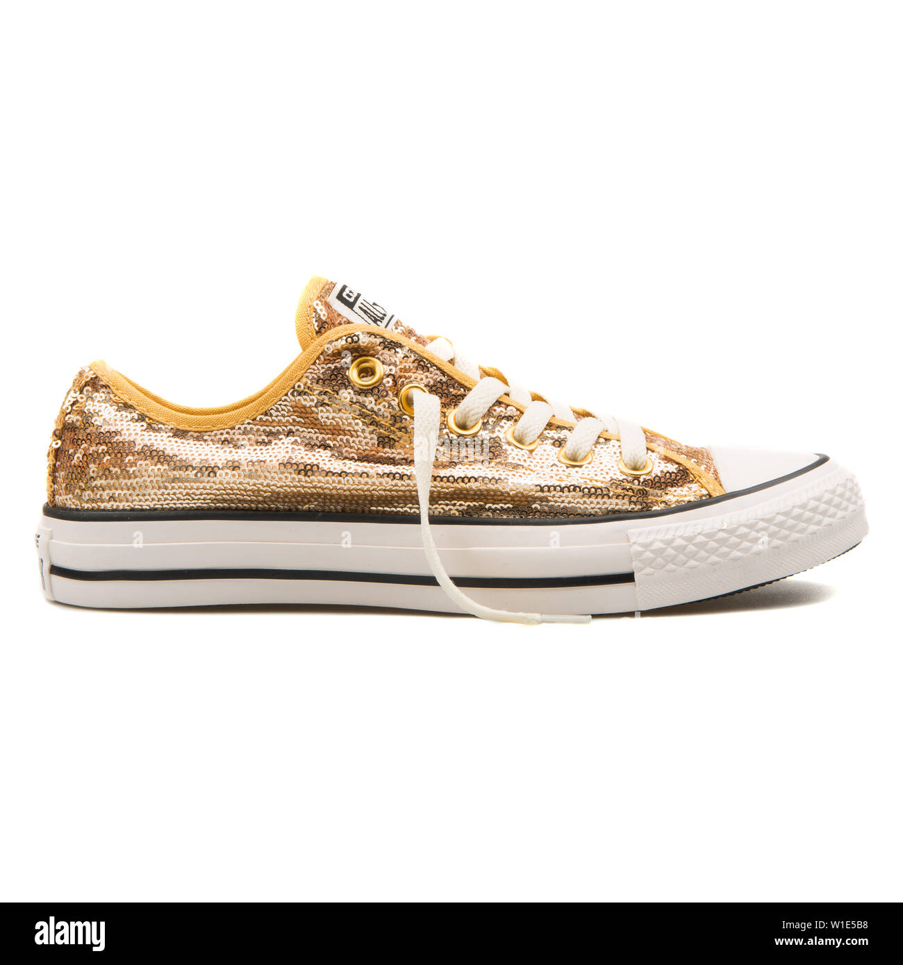 Wien, Österreich - 25 August 2017: Converse Chuck Taylor Pailletten OX gold und weiß Sneaker auf weißem Hintergrund. Stockfoto