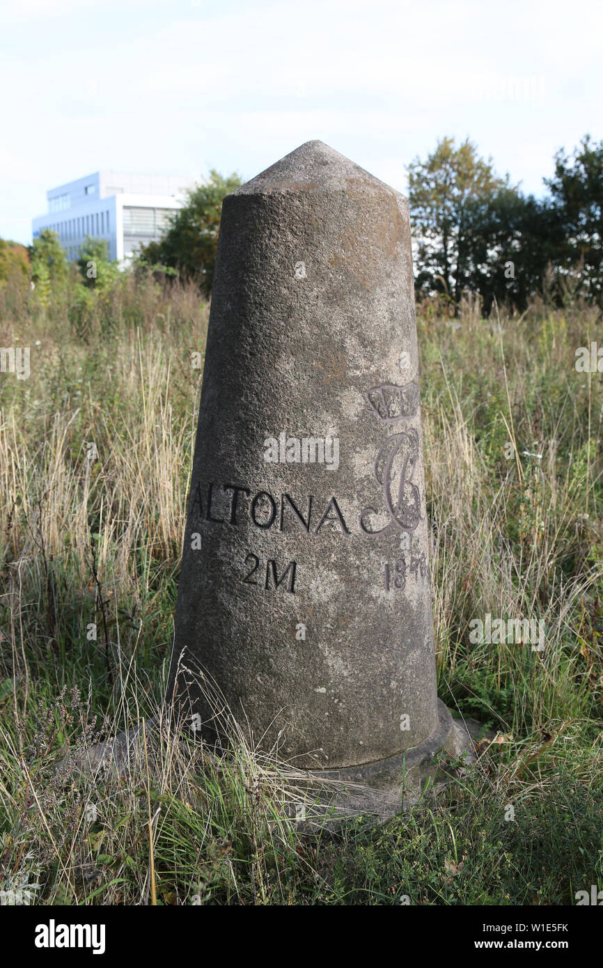 Europa, Deutschland, Schleswig-Holstein, Norderstedt, Ohechaussee - Gärtnerstraße, Vollmeilenstein mit dem Monogramm des dänischen Königs Christian V. Stockfoto