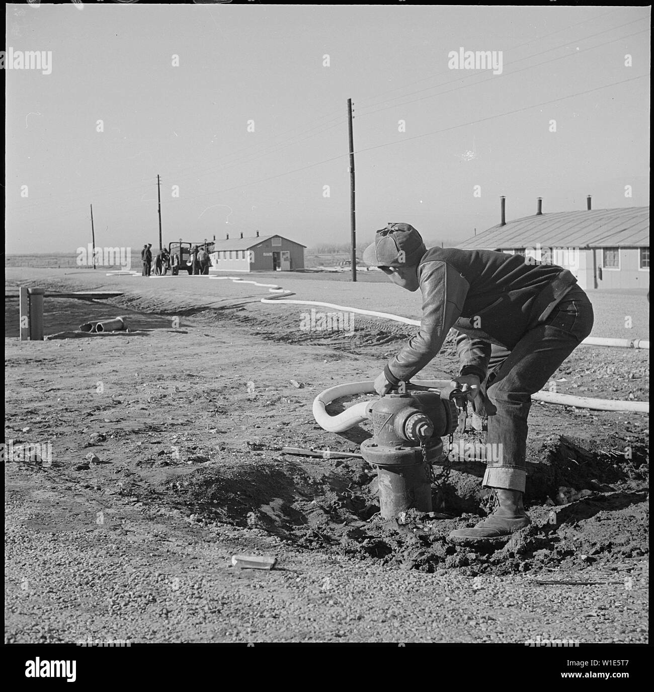 Granada Relocation Center, Amache, Colorado. Strategisch Feuer Stecker bieten ausreichend. . .; Umfang und Inhalt: Der vollständige Titel für dieses Foto lautet: Granada Relocation Center, Amache, Colorado. Strategisch Feuer Steckern verfügen über eine ausreichende Wasserversorgung der Feuerwehr. Freiwilligen Feuerwehr nehmen ihre Arbeit ernst, Realisierung der Feuergefahr, da das Zentrum ist ganz aus Holz, Teerpappe und Zusammensetzung Board gebaut. Stockfoto