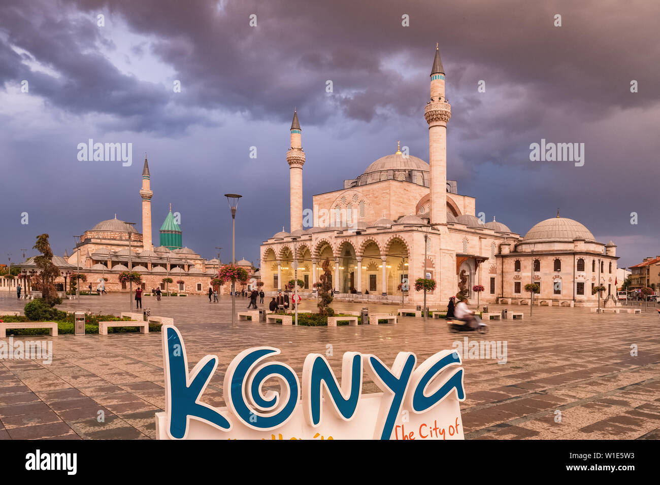 Der zentrale Platz der Altstadt mit dem Mevlana Museum auf den Hintergrund und die Selimiye Moschee Stockfoto