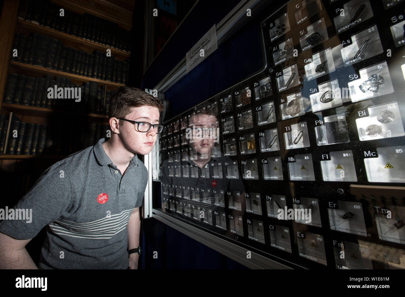 Royal Society Summer Science Ausstellung, ein junger Mann in einem Periodensystem der chemischen Elemente suchen, feiert das 150jährige Jubiläum in London. Stockfoto