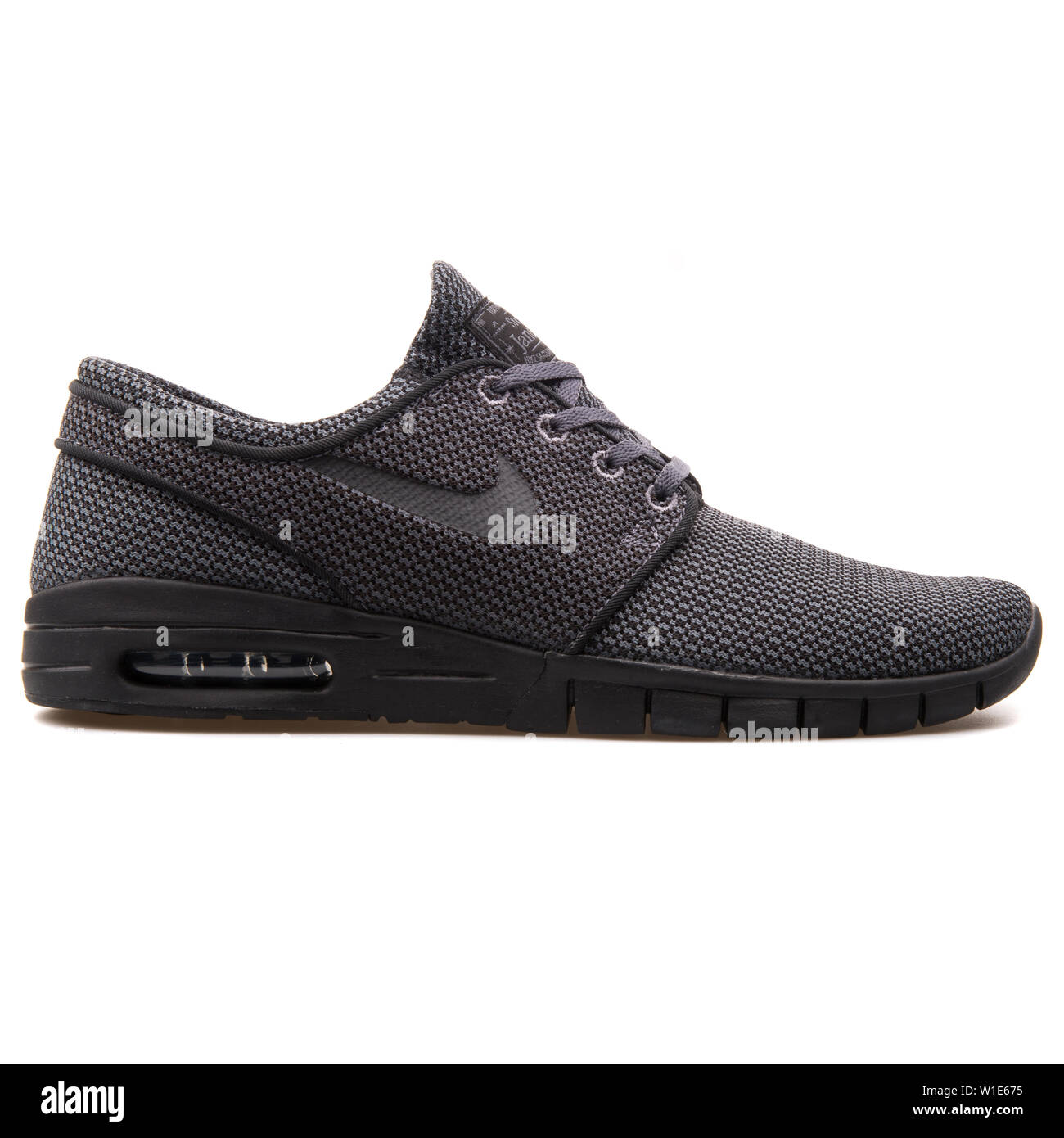 Wien, Österreich - 25 August 2017: Nike Stefan Janoski Max grau und schwarz Sneaker auf weißem Hintergrund. Stockfoto