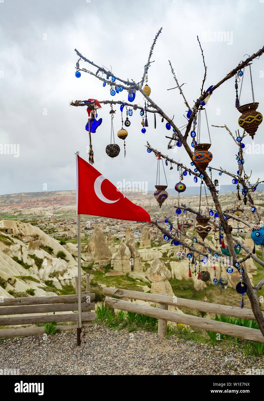 Türkische Flagge neben der Wunsch Baum auf eine Aussichtsplattform in Nevsehir, Kappadokien Stockfoto