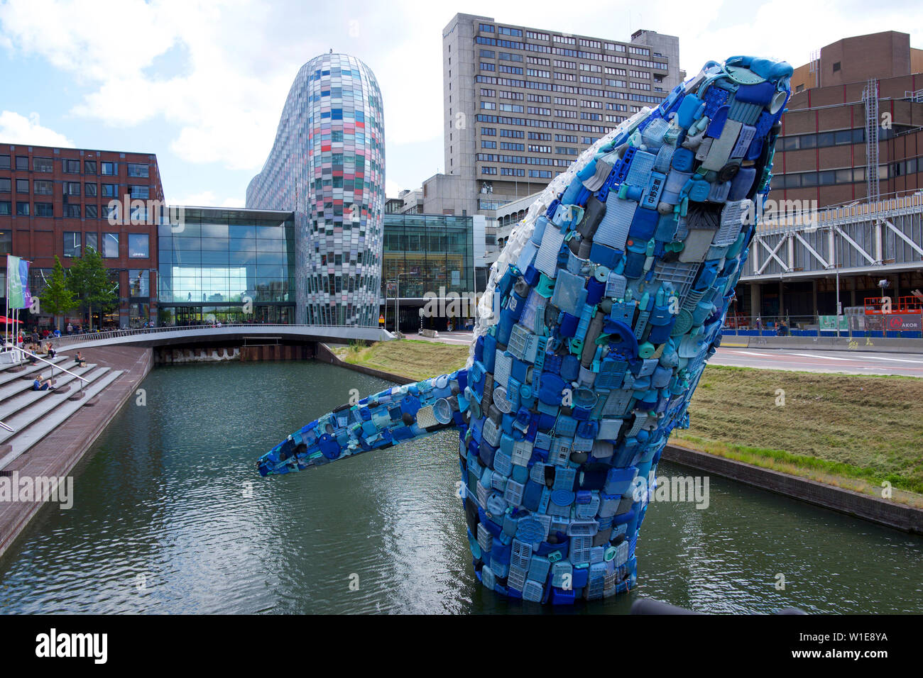 Wolkenkratzer aus recyceltem Kunststoff Skulptur, Utrecht, Niederlande Stockfoto